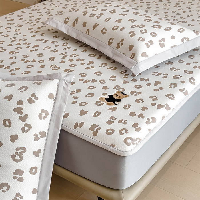 91家纺网 家纺一手货源 找家纺 宜派家纺 2026新款A类母婴级ins清新冰豆豆小熊刺绣凉感值过0.21夏季冰丝席凉席夏天 小熊豹豹-浅咖-床笠