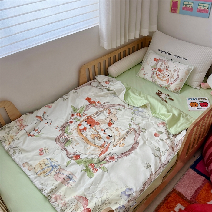 91家纺网 家纺一手货源 找家纺 萌宝家纺 2026新款母婴风全棉60S贡缎大豆夏被幼儿园纯棉夏凉被三件套 摇篮兔