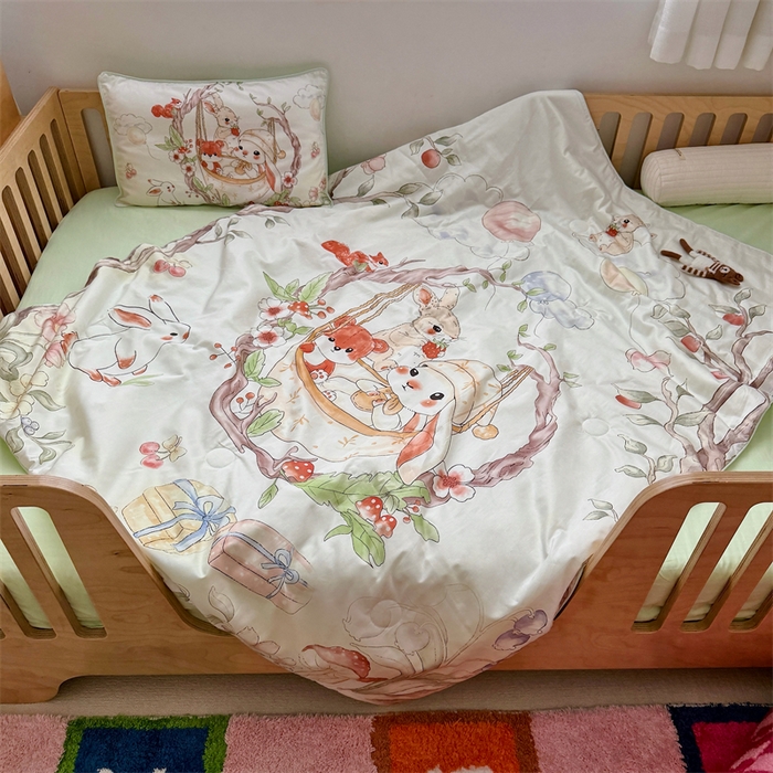 91家纺网 家纺一手货源 找家纺 萌宝家纺 2026新款母婴风全棉60S贡缎大豆夏被幼儿园纯棉夏凉被三件套 摇篮兔