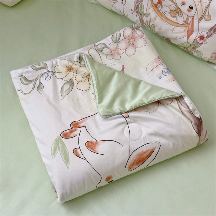 91家纺网 家纺一手货源 找家纺 萌宝家纺 2026新款母婴风全棉60S贡缎大豆夏被幼儿园纯棉夏凉被三件套 摇篮兔