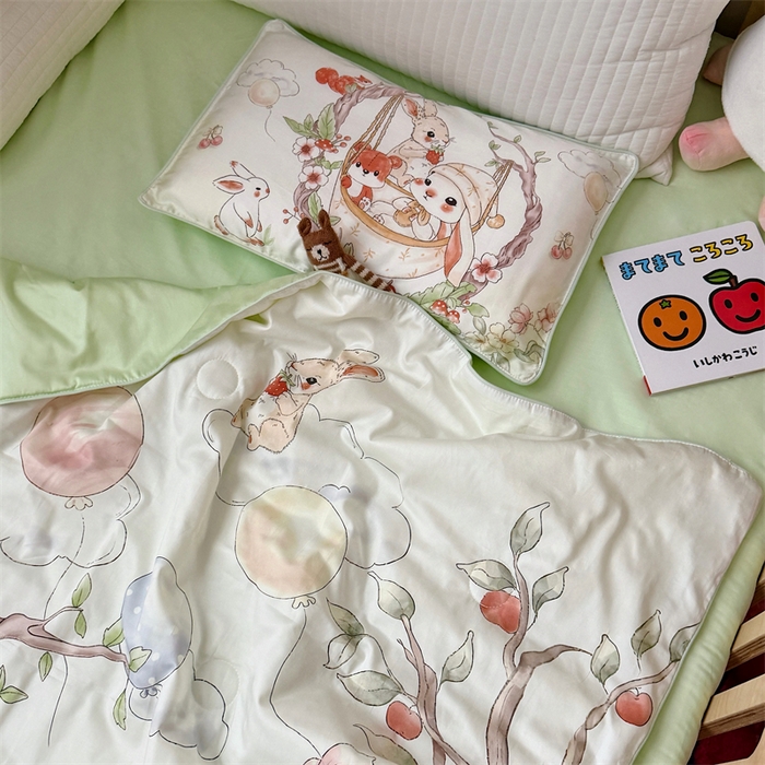 91家纺网 家纺一手货源 找家纺 萌宝家纺 2026新款母婴风全棉60S贡缎大豆夏被幼儿园纯棉夏凉被三件套 摇篮兔