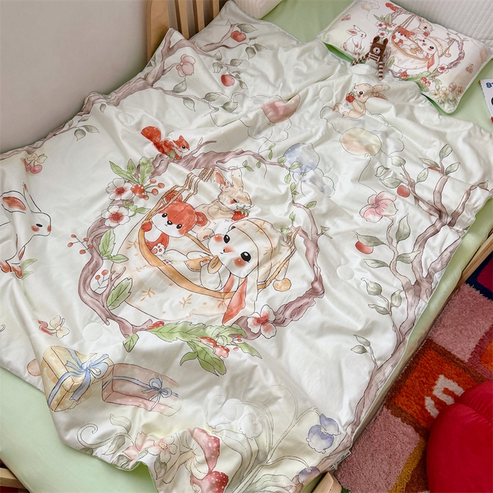 91家纺网 家纺一手货源 找家纺 萌宝家纺 2026新款母婴风全棉60S贡缎大豆夏被幼儿园纯棉夏凉被三件套 摇篮兔
