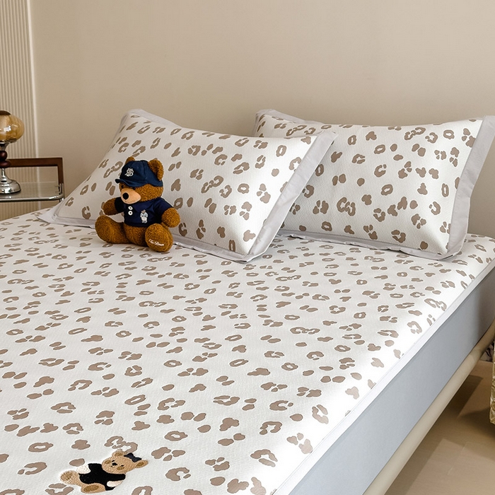 91家纺网 家纺一手货源 找家纺 宜派家纺 2026新款A类母婴级ins清新冰豆豆小熊刺绣凉感值过0.21夏季冰丝席凉席夏天 小熊豹豹-浅咖-床笠