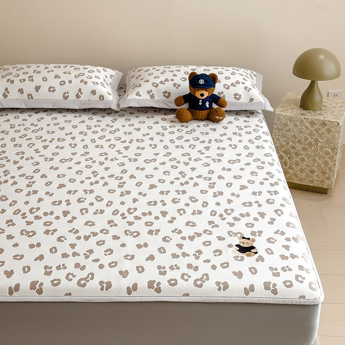 91家纺网 家纺一手货源 找家纺 宜派家纺 2026新款A类母婴级ins清新冰豆豆小熊刺绣凉感值过0.21夏季冰丝席凉席夏天 小熊豹豹-浅咖-床笠