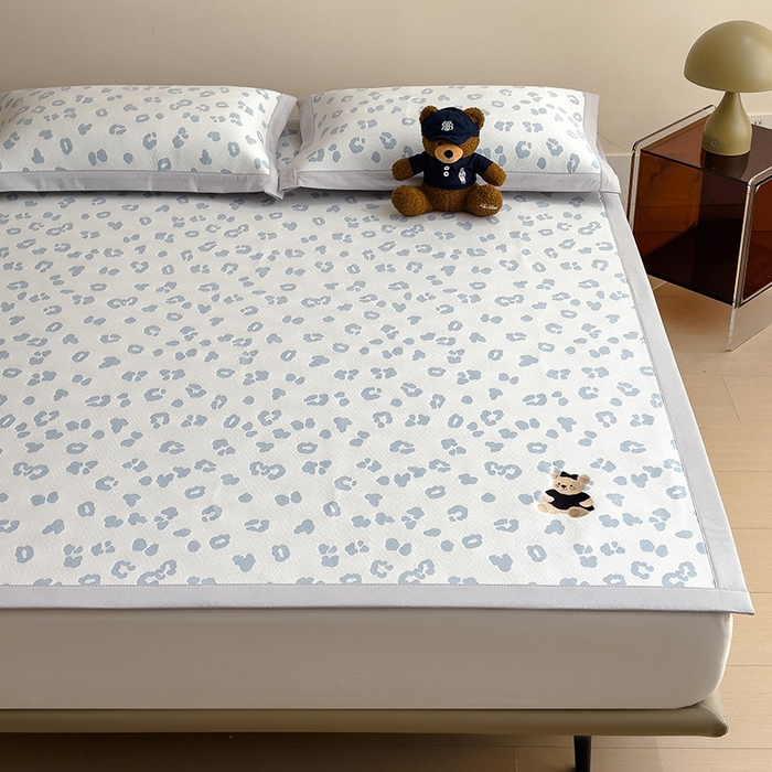 91家纺网 家纺一手货源 找家纺 宜派家纺 2026新款A类母婴级ins清新冰豆豆小熊刺绣凉感值过0.21夏季冰丝席凉席夏天 小熊豹豹-浅蓝-床笠