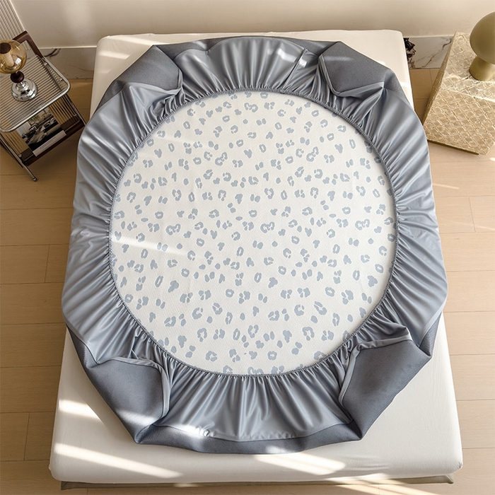 91家纺网 家纺一手货源 找家纺 宜派家纺 2026新款A类母婴级ins清新冰豆豆小熊刺绣凉感值过0.21夏季冰丝席凉席夏天 小熊豹豹-浅蓝-床笠