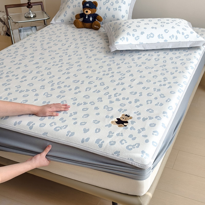 91家纺网 家纺一手货源 找家纺 宜派家纺 2026新款A类母婴级ins清新冰豆豆小熊刺绣凉感值过0.21夏季冰丝席凉席夏天 小熊豹豹-浅蓝-床笠