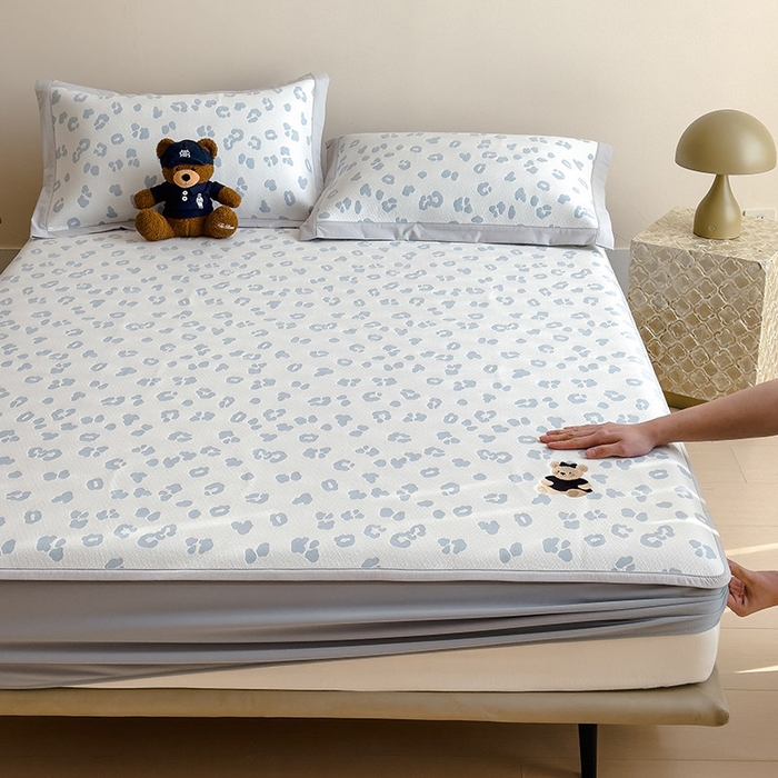 91家纺网 家纺一手货源 找家纺 宜派家纺 2026新款A类母婴级ins清新冰豆豆小熊刺绣凉感值过0.21夏季冰丝席凉席夏天 小熊豹豹-浅蓝-床笠