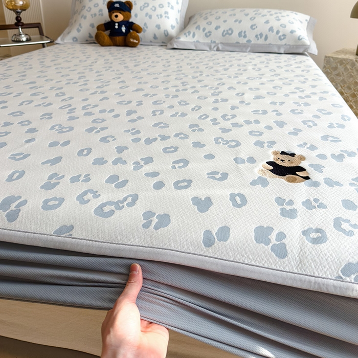 91家纺网 家纺一手货源 找家纺 宜派家纺 2026新款A类母婴级ins清新冰豆豆小熊刺绣凉感值过0.21夏季冰丝席凉席夏天 小熊豹豹-浅蓝-床笠