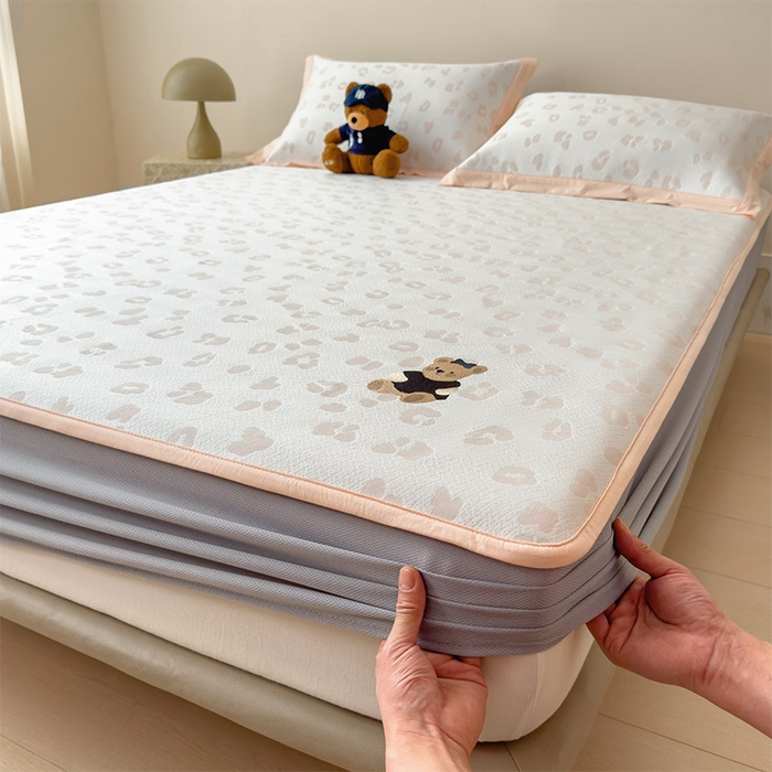 91家纺网 家纺一手货源 找家纺 宜派家纺 2026新款A类母婴级ins清新冰豆豆小熊刺绣凉感值过0.21夏季冰丝席凉席夏天 小熊豹豹-玉色-床笠