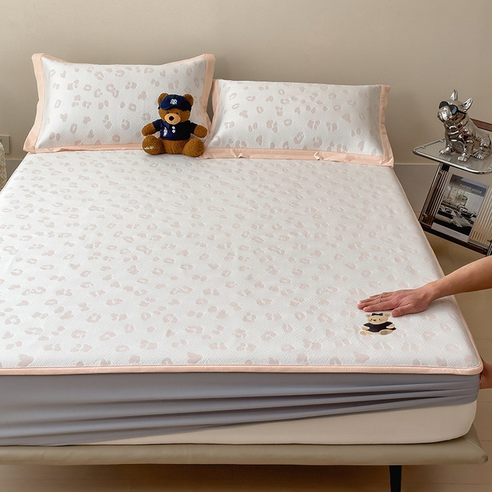 91家纺网 家纺一手货源 找家纺 宜派家纺 2026新款A类母婴级ins清新冰豆豆小熊刺绣凉感值过0.21夏季冰丝席凉席夏天 小熊豹豹-玉色-床笠