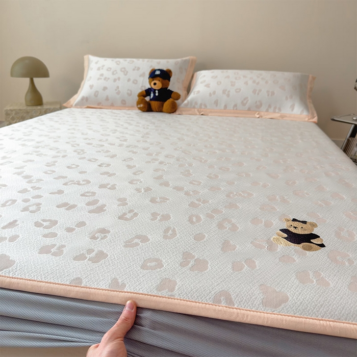 91家纺网 家纺一手货源 找家纺 宜派家纺 2026新款A类母婴级ins清新冰豆豆小熊刺绣凉感值过0.21夏季冰丝席凉席夏天 小熊豹豹-玉色-床笠