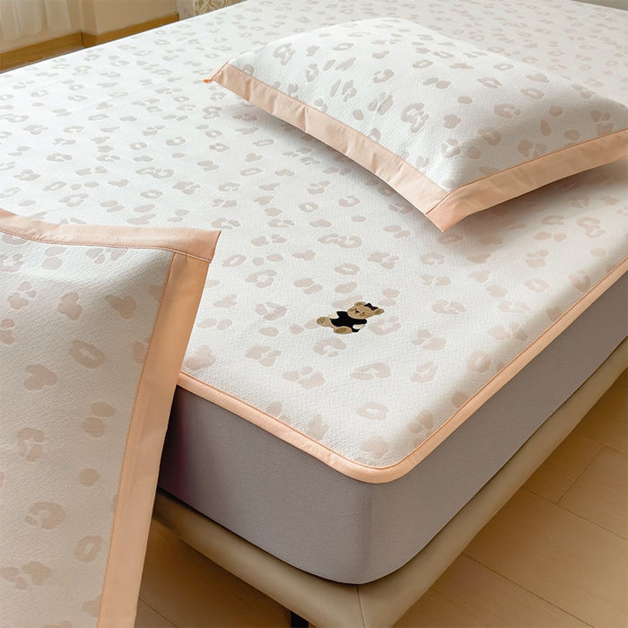 91家纺网 家纺一手货源 找家纺 宜派家纺 2026新款A类母婴级ins清新冰豆豆小熊刺绣凉感值过0.21夏季冰丝席凉席夏天 小熊豹豹-玉色-床笠