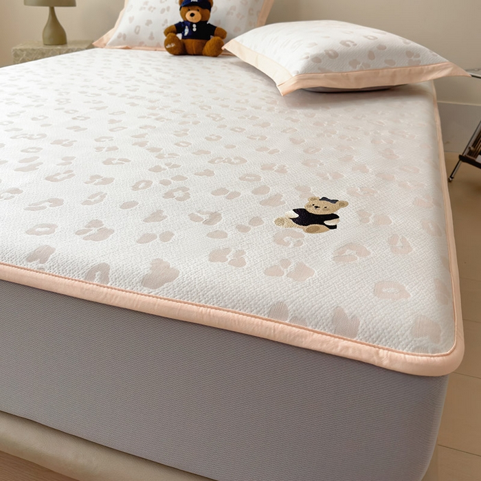 91家纺网 家纺一手货源 找家纺 宜派家纺 2026新款A类母婴级ins清新冰豆豆小熊刺绣凉感值过0.21夏季冰丝席凉席夏天 小熊豹豹-玉色-床笠