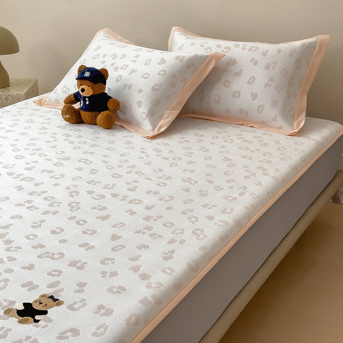 91家纺网 家纺一手货源 找家纺 宜派家纺 2026新款A类母婴级ins清新冰豆豆小熊刺绣凉感值过0.21夏季冰丝席凉席夏天 小熊豹豹-玉色-床笠