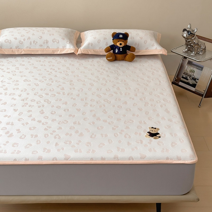 91家纺网 家纺一手货源 找家纺 宜派家纺 2026新款A类母婴级ins清新冰豆豆小熊刺绣凉感值过0.21夏季冰丝席凉席夏天 小熊豹豹-玉色-床笠