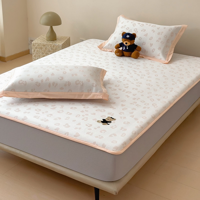 91家纺网 家纺一手货源 找家纺 宜派家纺 2026新款A类母婴级ins清新冰豆豆小熊刺绣凉感值过0.21夏季冰丝席凉席夏天 小熊豹豹-玉色-床笠