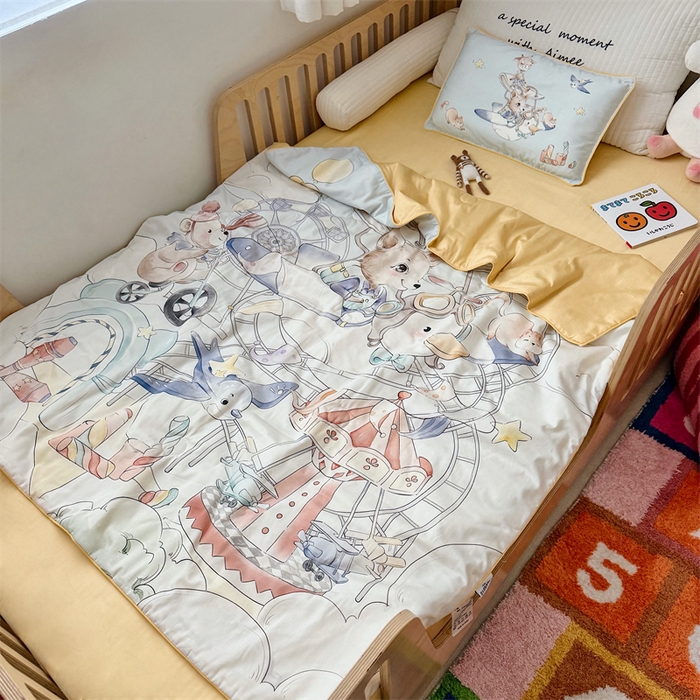 91家纺网 家纺一手货源 找家纺 萌宝家纺 2026新款母婴风全棉60S贡缎大豆夏被幼儿园纯棉夏凉被三件套 游乐园