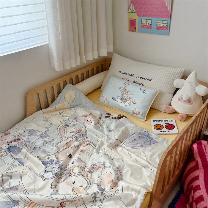 91家纺网 家纺一手货源 找家纺 萌宝家纺 2026新款母婴风全棉60S贡缎大豆夏被幼儿园纯棉夏凉被三件套 游乐园