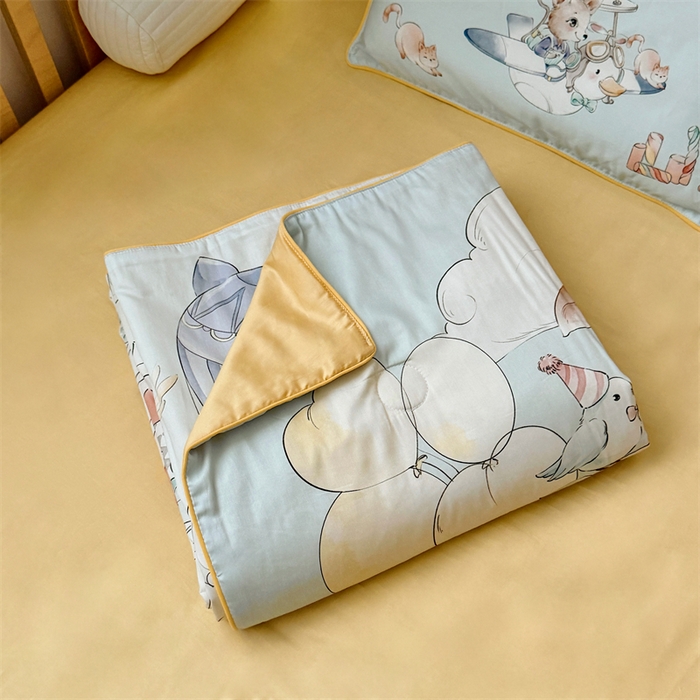 91家纺网 家纺一手货源 找家纺 萌宝家纺 2026新款母婴风全棉60S贡缎大豆夏被幼儿园纯棉夏凉被三件套 游乐园
