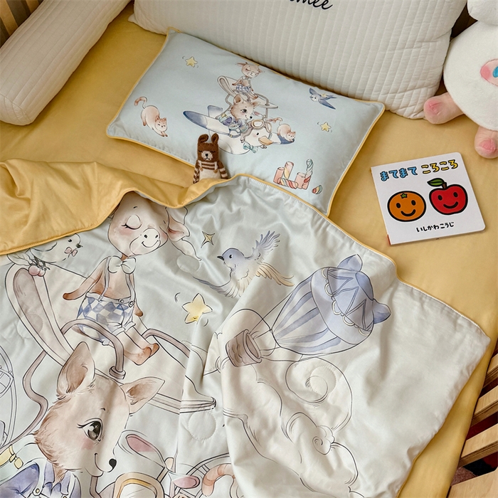 91家纺网 家纺一手货源 找家纺 萌宝家纺 2026新款母婴风全棉60S贡缎大豆夏被幼儿园纯棉夏凉被三件套 游乐园