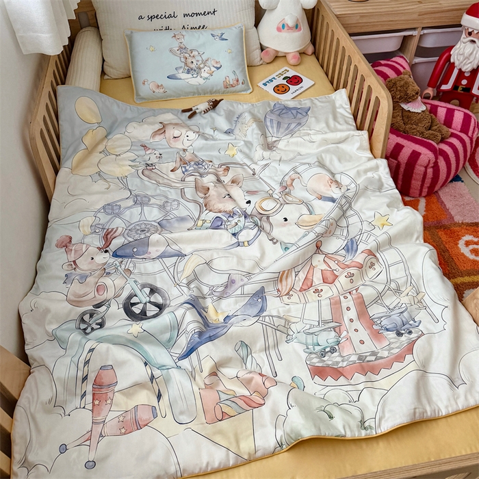 91家纺网 家纺一手货源 找家纺 萌宝家纺 2026新款母婴风全棉60S贡缎大豆夏被幼儿园纯棉夏凉被三件套 游乐园