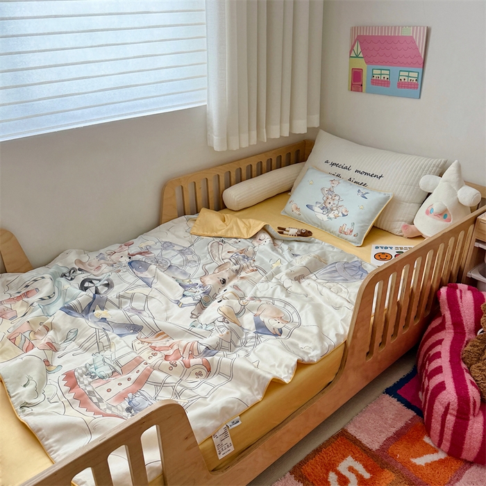 91家纺网 家纺一手货源 找家纺 萌宝家纺 2026新款母婴风全棉60S贡缎大豆夏被幼儿园纯棉夏凉被三件套 游乐园