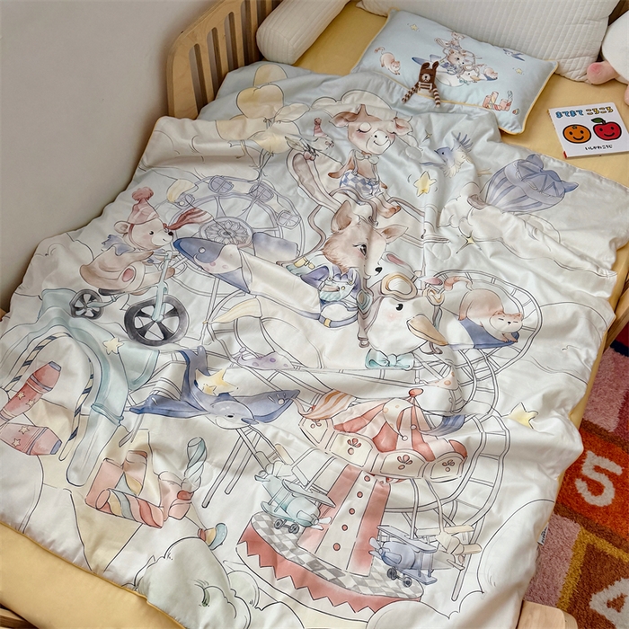 91家纺网 家纺一手货源 找家纺 萌宝家纺 2026新款母婴风全棉60S贡缎大豆夏被幼儿园纯棉夏凉被三件套 游乐园
