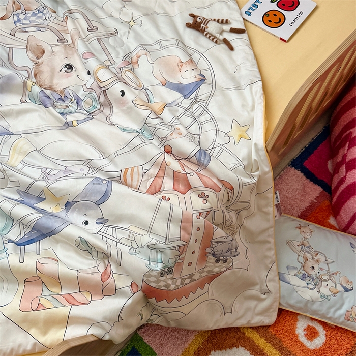 91家纺网 家纺一手货源 找家纺 萌宝家纺 2026新款母婴风全棉60S贡缎大豆夏被幼儿园纯棉夏凉被三件套 游乐园