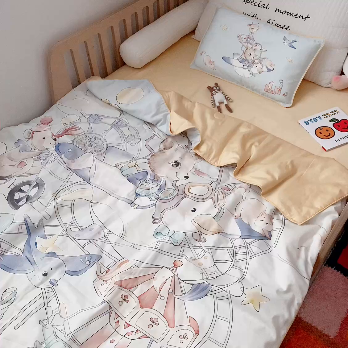 91家纺网 家纺一手货源 找家纺 萌宝家纺 2026新款母婴风全棉60S贡缎大豆夏被幼儿园纯棉夏凉被三件套 游乐园