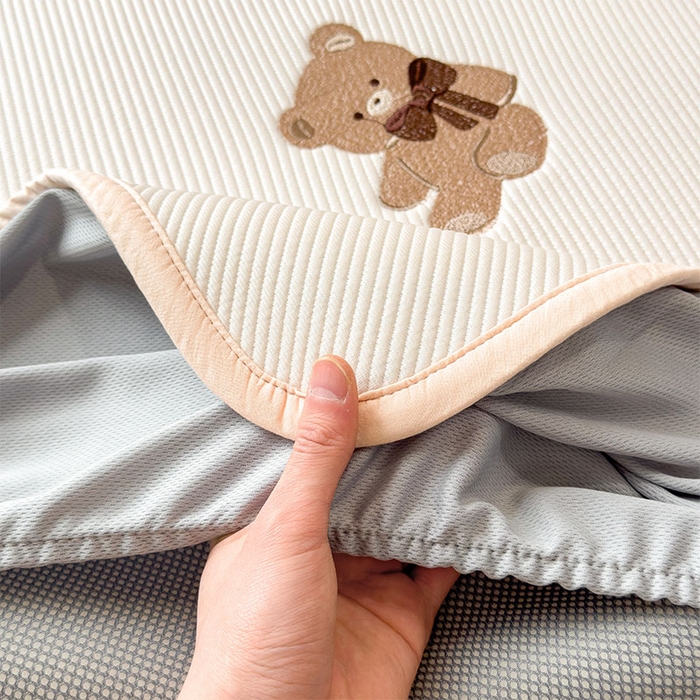 91家纺网 家纺一手货源 找家纺 宜派家纺 2026新款可机洗冰豆豆冰丝席凉席a类母婴级婴儿可用凉感值过0.21夏天床笠款软席子夏季 软萌小熊-床笠