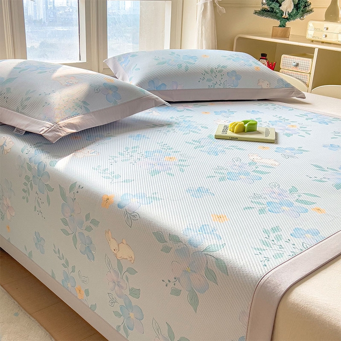 91家纺网 家纺一手货源 找家纺 宜派家纺 2026新款夏季花卉冰丝凉席床笠凉感值过0.21单件夏天冰豆豆A类可机洗学生宿舍空调软席 春漫庭-床席