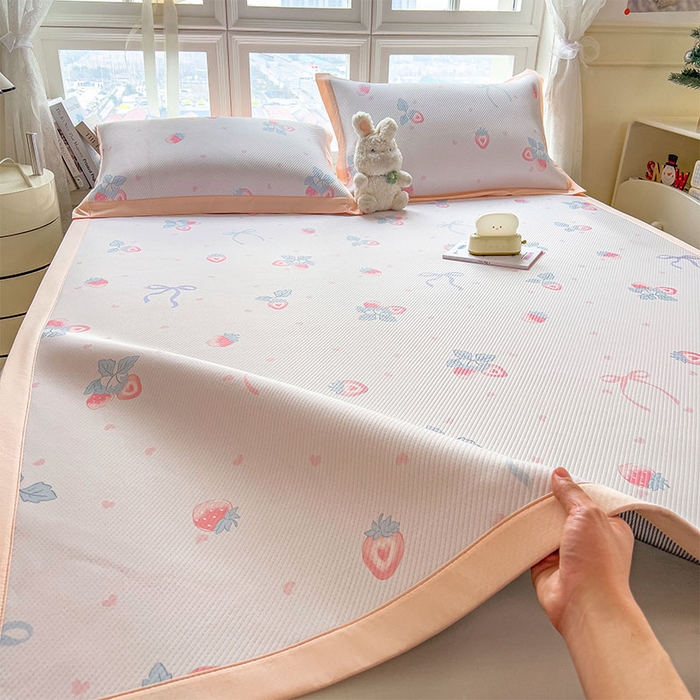 91家纺网 家纺一手货源 找家纺 宜派家纺 2026新款夏季花卉冰丝凉席床笠凉感值过0.21单件夏天冰豆豆A类可机洗学生宿舍空调软席 草莓甜心-床席