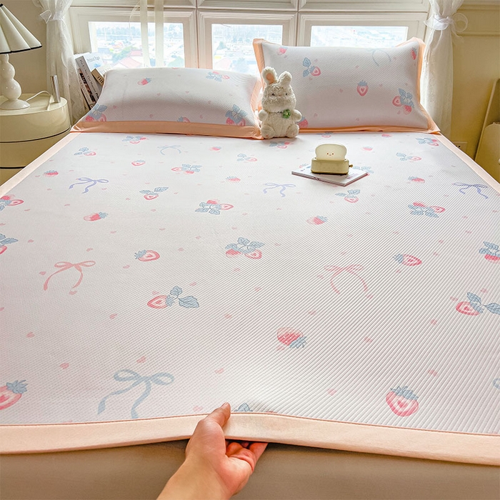 91家纺网 家纺一手货源 找家纺 宜派家纺 2026新款夏季花卉冰丝凉席床笠凉感值过0.21单件夏天冰豆豆A类可机洗学生宿舍空调软席 草莓甜心-床席