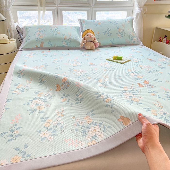 91家纺网 家纺一手货源 找家纺 宜派家纺 2026新款夏季花卉冰丝凉席床笠凉感值过0.21单件夏天冰豆豆A类可机洗学生宿舍空调软席 丛林小兔-床席