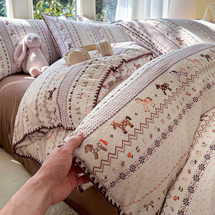 91家纺网 家纺一手货源 找家纺 梵希雅 2026新款费尔岛风贝壳边泡芙棉四件套床单被套宿舍三件套单品 焦糖木马