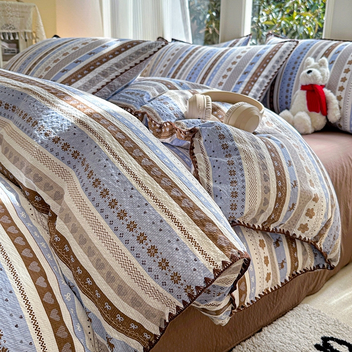 91家纺网 家纺一手货源 找家纺 梵希雅 2026新款费尔岛风贝壳边泡芙棉四件套床单被套宿舍三件套单品 棕蓝麋鹿