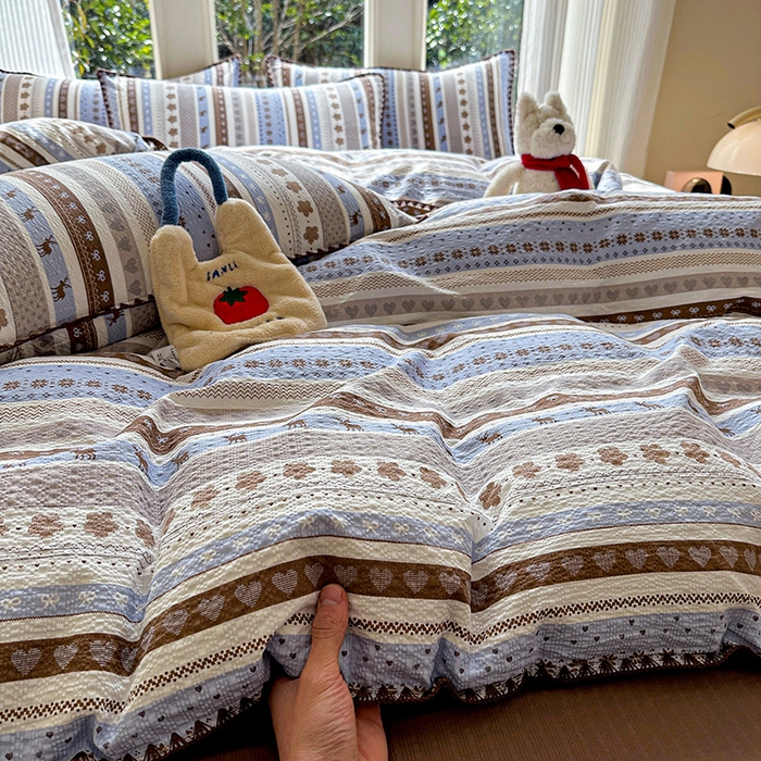 91家纺网 家纺一手货源 找家纺 梵希雅 2026新款费尔岛风贝壳边泡芙棉四件套床单被套宿舍三件套单品 棕蓝麋鹿