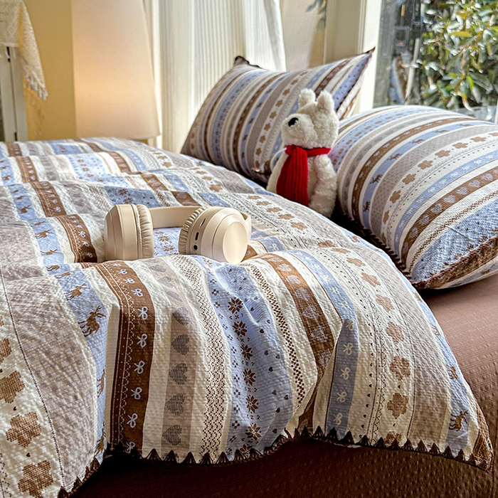 91家纺网 家纺一手货源 找家纺 梵希雅 2026新款费尔岛风贝壳边泡芙棉四件套床单被套宿舍三件套单品 棕蓝麋鹿