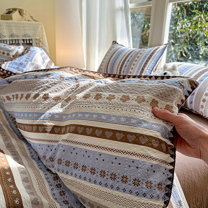 91家纺网 家纺一手货源 找家纺 梵希雅 2026新款费尔岛风贝壳边泡芙棉四件套床单被套宿舍三件套单品 棕蓝麋鹿