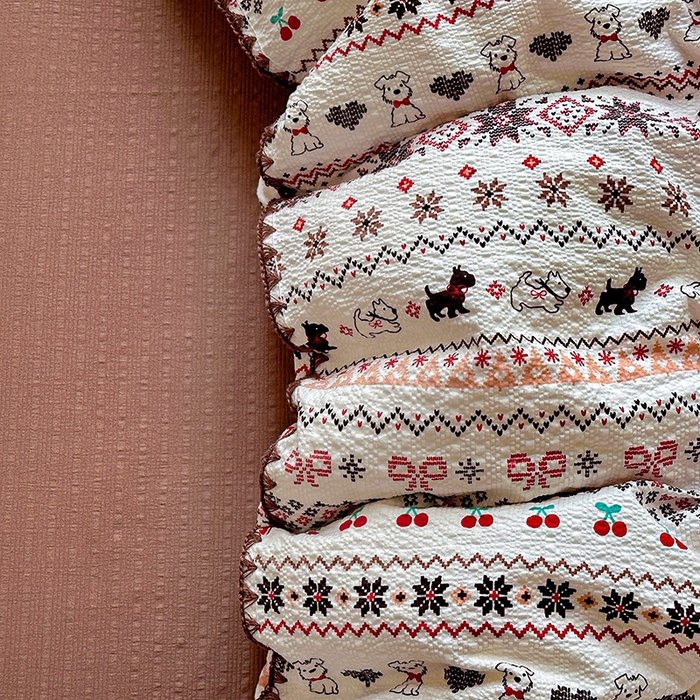 91家纺网 家纺一手货源 找家纺 梵希雅 2026新款费尔岛风贝壳边泡芙棉四件套床单被套宿舍三件套单品 红棕萌犬