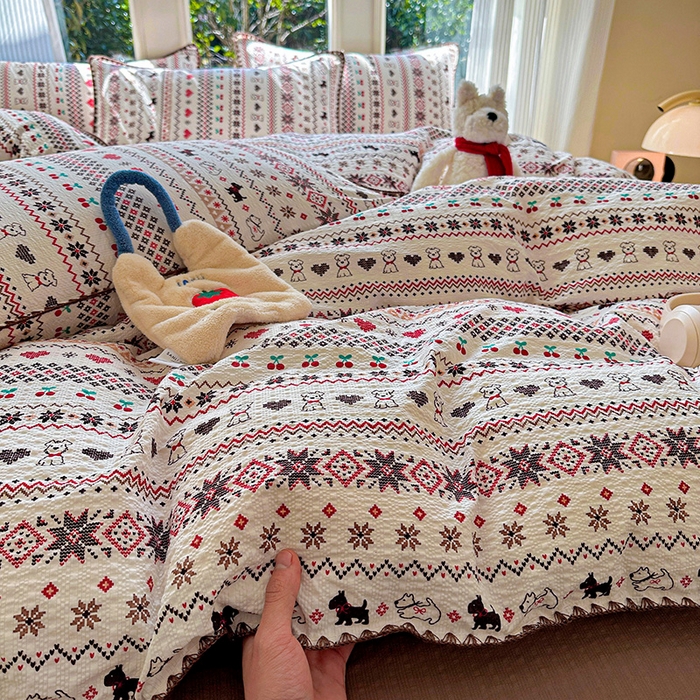 91家纺网 家纺一手货源 找家纺 梵希雅 2026新款费尔岛风贝壳边泡芙棉四件套床单被套宿舍三件套单品 红棕萌犬