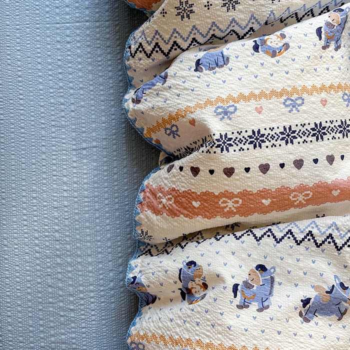 91家纺网 家纺一手货源 找家纺 梵希雅 2026新款费尔岛风贝壳边泡芙棉四件套床单被套宿舍三件套单品 雾蓝自由马