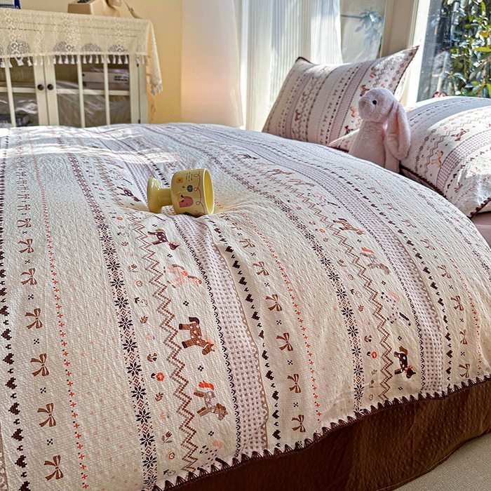 91家纺网 家纺一手货源 找家纺 梵希雅 2026新款费尔岛风贝壳边泡芙棉四件套床单被套宿舍三件套单品 焦糖木马