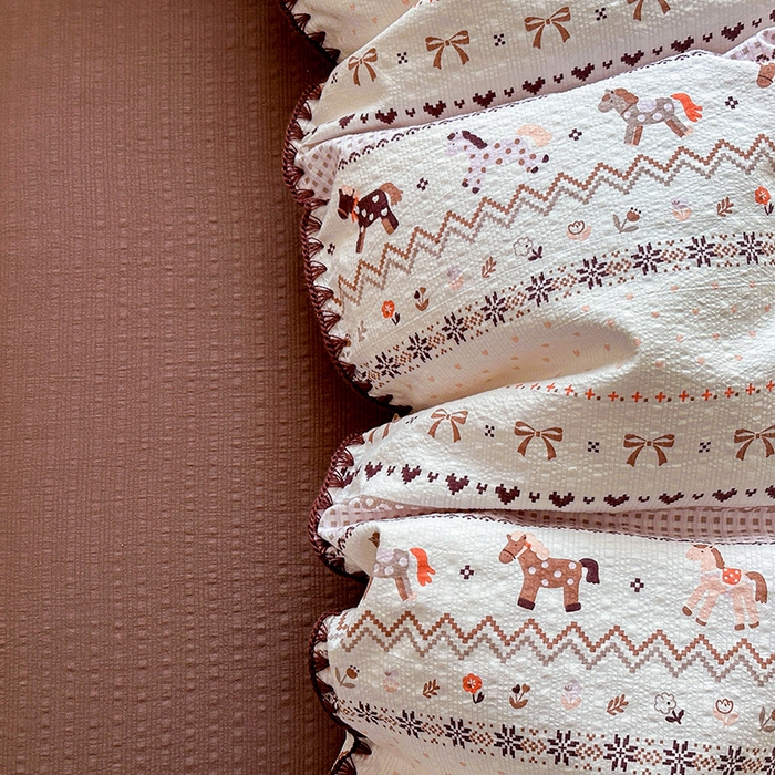 91家纺网 家纺一手货源 找家纺 梵希雅 2026新款费尔岛风贝壳边泡芙棉四件套床单被套宿舍三件套单品 焦糖木马