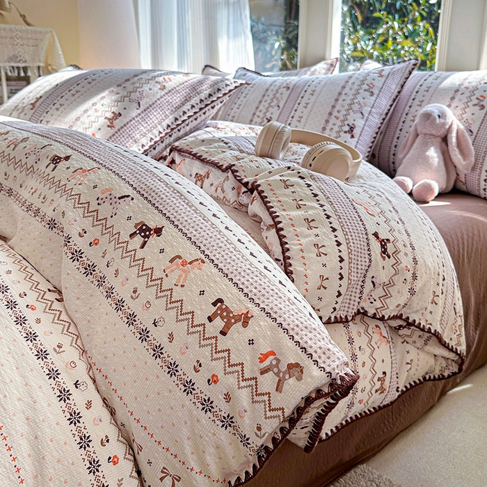 91家纺网 家纺一手货源 找家纺 梵希雅 2026新款费尔岛风贝壳边泡芙棉四件套床单被套宿舍三件套单品 焦糖木马