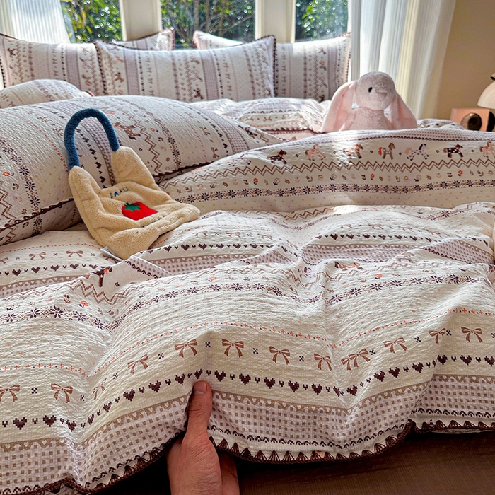 91家纺网 家纺一手货源 找家纺 梵希雅 2026新款费尔岛风贝壳边泡芙棉四件套床单被套宿舍三件套单品 焦糖木马