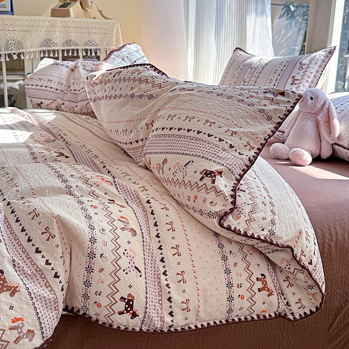 91家纺网 家纺一手货源 找家纺 梵希雅 2026新款费尔岛风贝壳边泡芙棉四件套床单被套宿舍三件套单品 焦糖木马