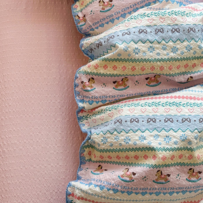 91家纺网 家纺一手货源 找家纺 梵希雅 2026新款费尔岛风贝壳边泡芙棉四件套床单被套宿舍三件套单品 甜粉摇马