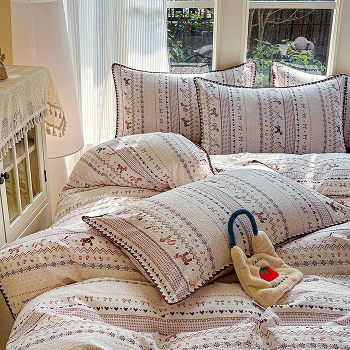 91家纺网 家纺一手货源 找家纺 梵希雅 2026新款费尔岛风贝壳边泡芙棉四件套床单被套宿舍三件套单品 焦糖木马